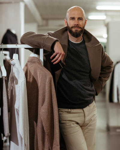 Great coat with crewneck and white denim