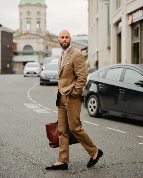 Best Bags To Wear With a Suit To Look Smart & Professional