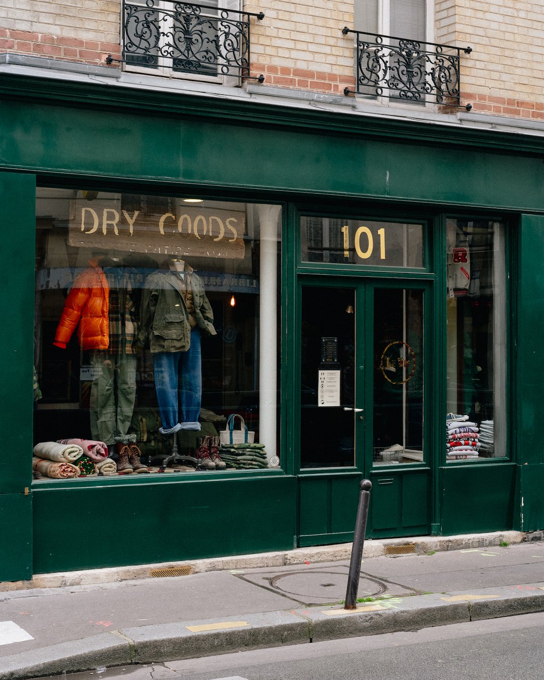 Le Vif: A vintage shop like a regular shop – Permanent Style